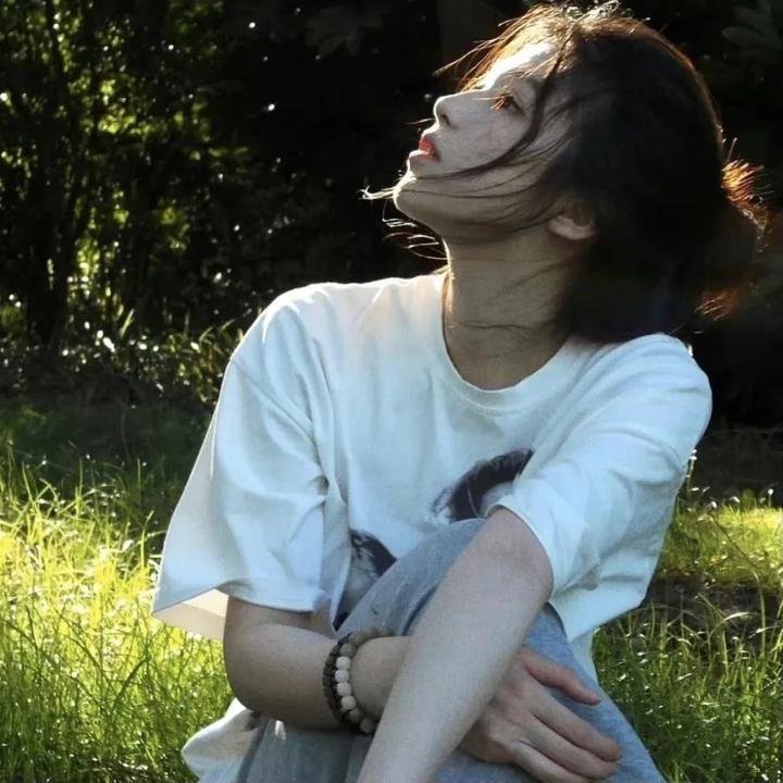 她对星星歌唱